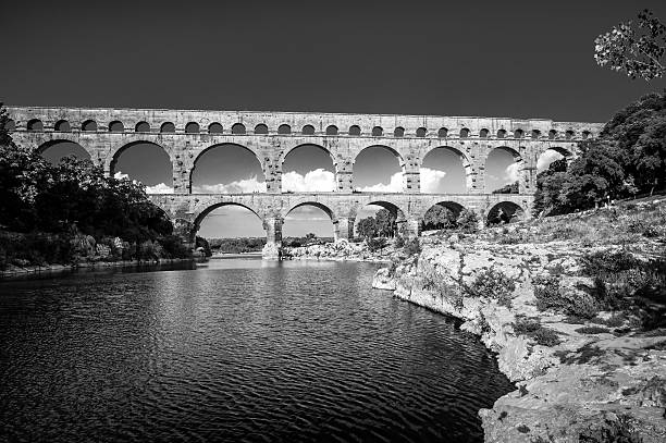 ・デュ・ガール、古代ローマの橋でフランス、プロバンス地方 - aqueduct roman ancient rome pont du gard ストックフォトと画像