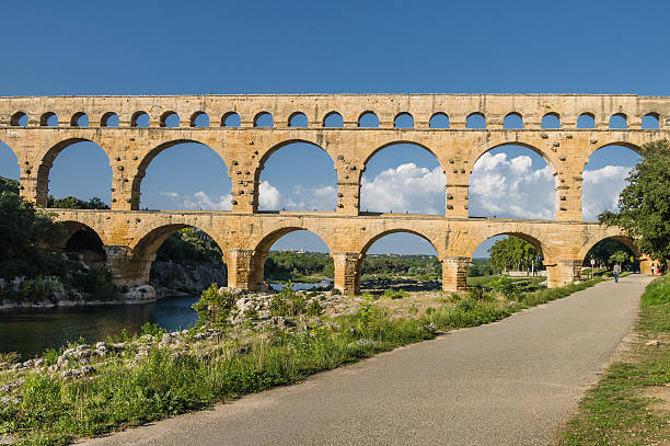 pont du gard, starożytnego's bridge w provence, francja - aqueduct roman ancient rome pont du gard zdjęcia i obrazy z banku zdjęć