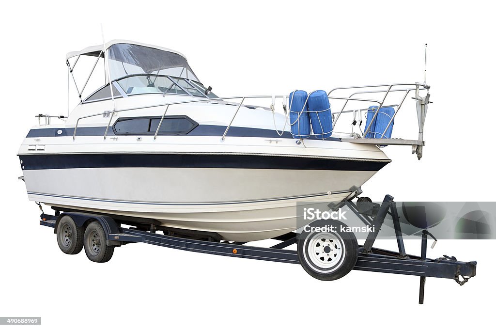 Le yacht à moteur sur la bande-annonce de transport - Photo de Bateau de plaisance libre de droits