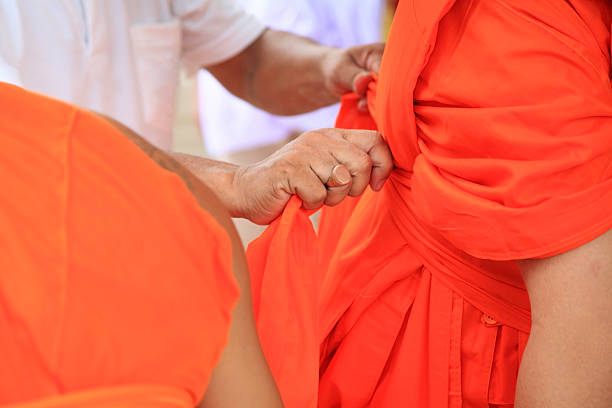 vestir roupões para recém-ordained monge budista - monkhood - fotografias e filmes do acervo