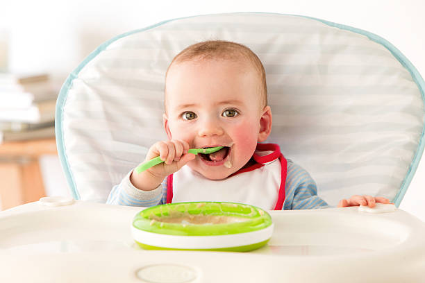 de bebê comendo - high chair - fotografias e filmes do acervo