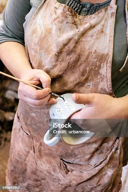 Photo libre de droit de Tasse En Céramique Peinte À La Main banque d'images et plus d'images libres de droit de Peindre - Peindre, Poterie, Adulte