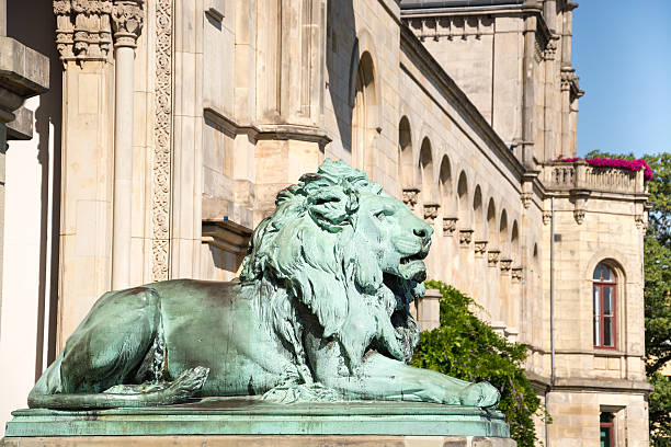 lion statue in front of university (hannover, германия - готфрид вильгельм лейбниц стоковые фото и изображения