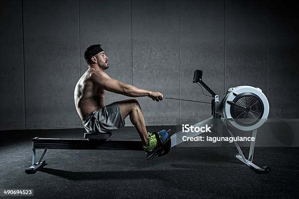 Entreno De Remo Foto de stock y más banco de imágenes de Remar - Remar, Gimnasio, Gimnasio escolar