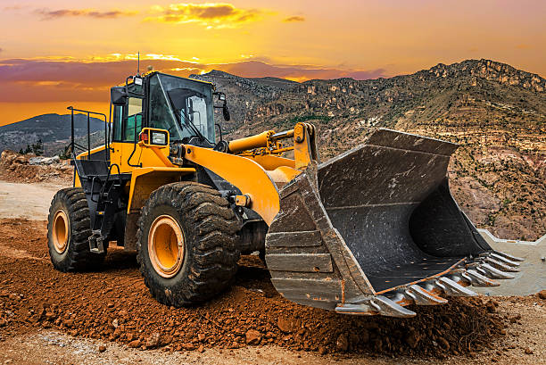 ładowacz excavator o zachodzie słońca - loading wheel mining equipment zdjęcia i obrazy z banku zdjęć