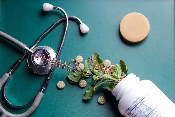 ervas medicinais na mesa de madeira verde - medicated imagens e fotografias de stock