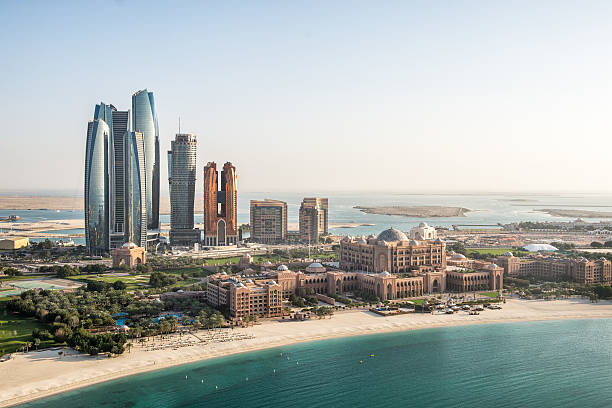 rascacielos y a la costa de abu dhabi - cornisa fotografías e imágenes de stock