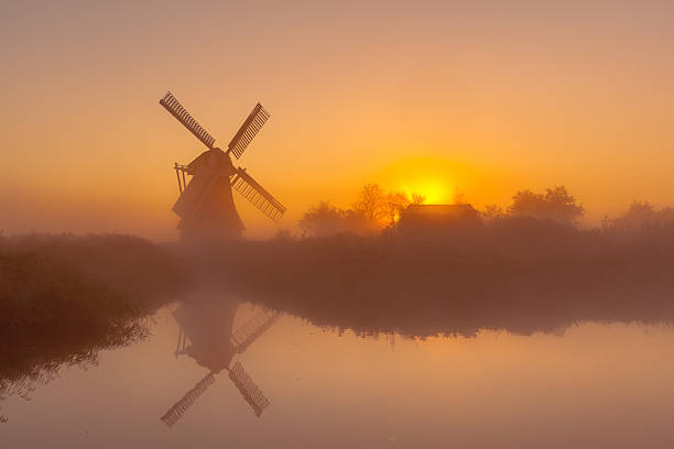 historischen windmühle auf einem kanal - north holland stock-fotos und bilder