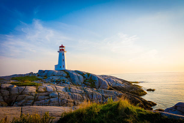 leuchtturm an der küste. - nova scotia stock-fotos und bilder