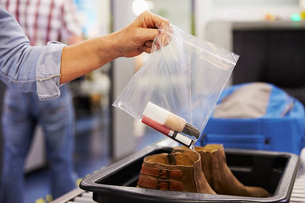 passeggero mette liquidi borsa controlli di sicurezza in aeroporto - airport screening foto e immagini stock