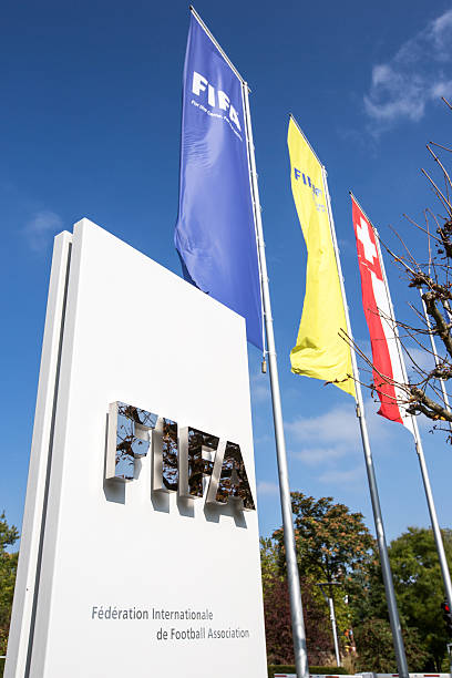 bandiere all'ingresso della fifa sede centrale di zurigo - soccer fifa world cup soccer ball ball foto e immagini stock
