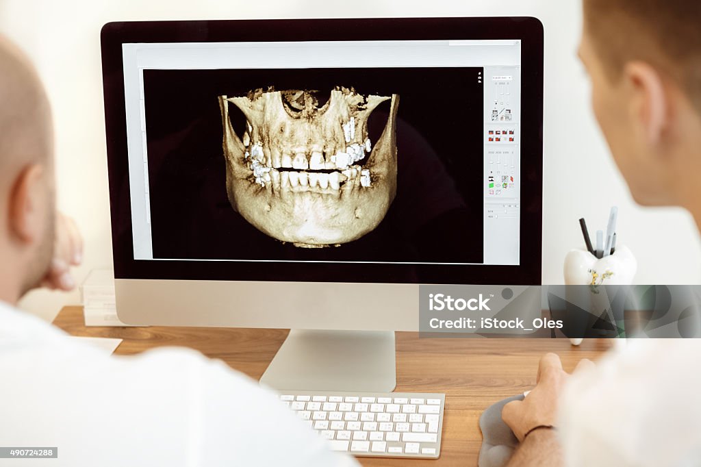 Zahnärzte und assistant über die x-ray - Lizenzfrei Zahnarzt Stock-Foto