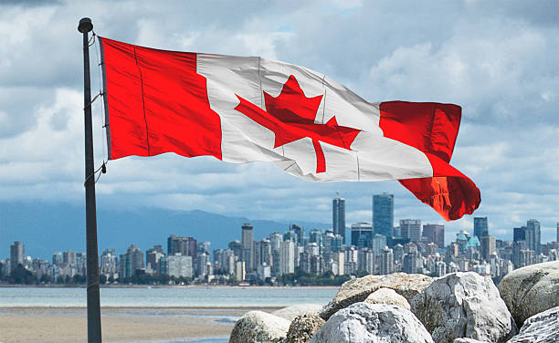 밴쿠버 스카이라인을 플라주 캐나다 플래깅 - canadian flag canada canada day flag 뉴스 사진 이미지
