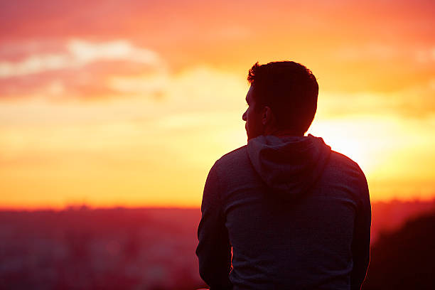 hombre en puesta de sol - tranquil scene nature horizontal outdoors fotografías e imágenes de stock