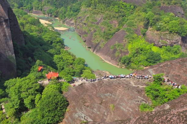 turistas na montanha wuyi 02 - fujian province imagens e fotografias de stock