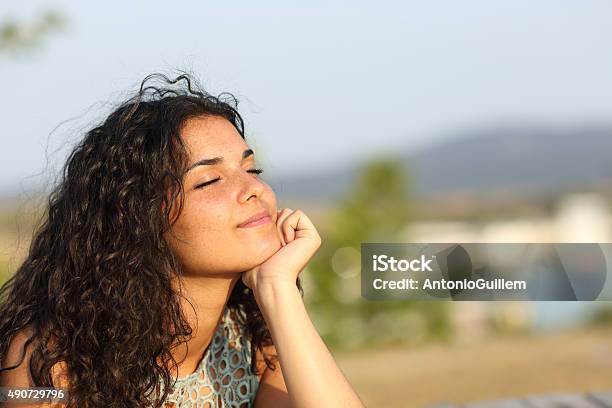 Foto de Mulher Relaxando Em Um Parque De Calor e mais fotos de stock de Luz solar - Luz solar, Adolescente, Face Humana