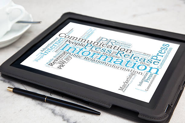 tablet com público relação nuvem de palavras - press release imagens e fotografias de stock