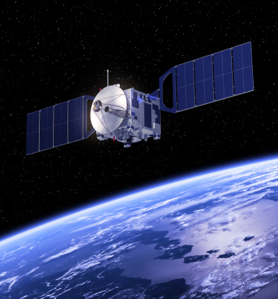 Televisión vía satélite en órbita de la tierra. photo