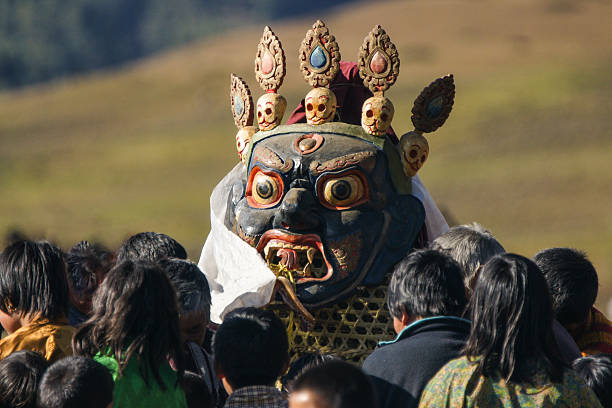 Dança do Lorde de morte (Shinje) no Butão - foto de acervo