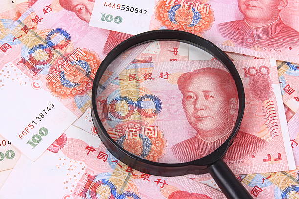 chińskich pieniędzy i lupa - taiwanese currency zdjęcia i obrazy z banku zdjęć