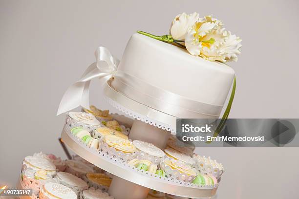 Foto de Bolo De Casamento e mais fotos de stock de Bolinho - Bolinho, Casamento, Bolo