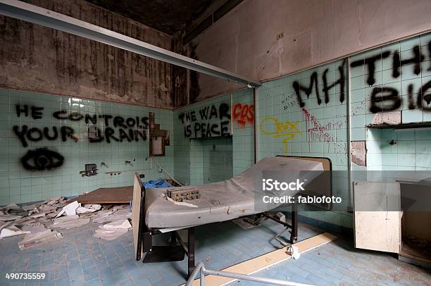 Abandonado Hospital Psiquiátrico - Fotografias de stock e mais imagens de Abandonado - Abandonado, Ala hospitalar, Cama