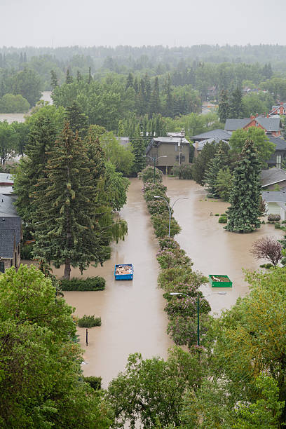 ilumina barrio desde arriba - calgary street flood alberta fotografías e imágenes de stock