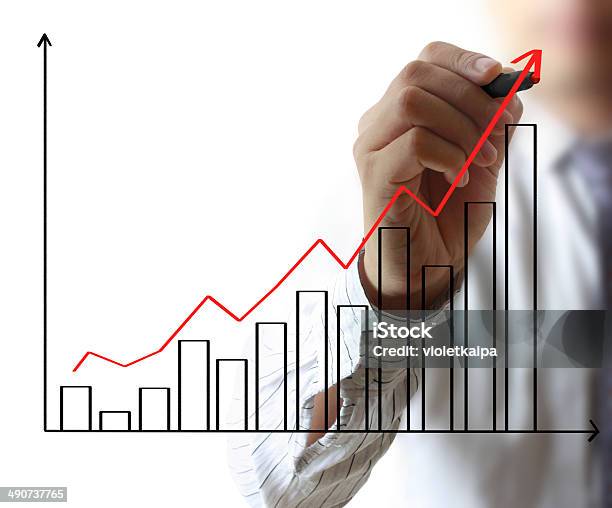 Photo libre de droit de Homme Daffaires Main Dessin Diagramme banque d'images et plus d'images libres de droit de Adulte - Adulte, Affaires, Affaires d'entreprise