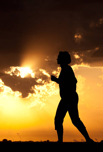 mulher caminhando - golf action silhouette balance - fotografias e filmes do acervo