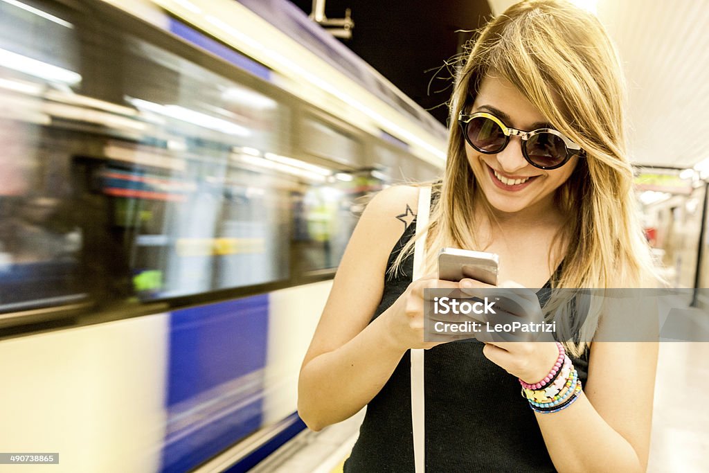 SMS auf U-Bahn-Plattform - Lizenzfrei Checking Stock-Foto