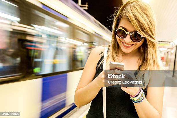 Sms Auf Ubahnplattform Stockfoto und mehr Bilder von Checking - Checking, Menschen, Morgen