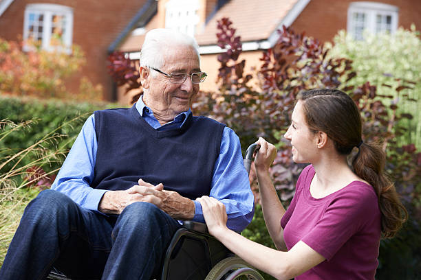 adulte fille visitant père en fauteuil roulant - home caregiver senior adult community outreach nursing home photos et images de collection