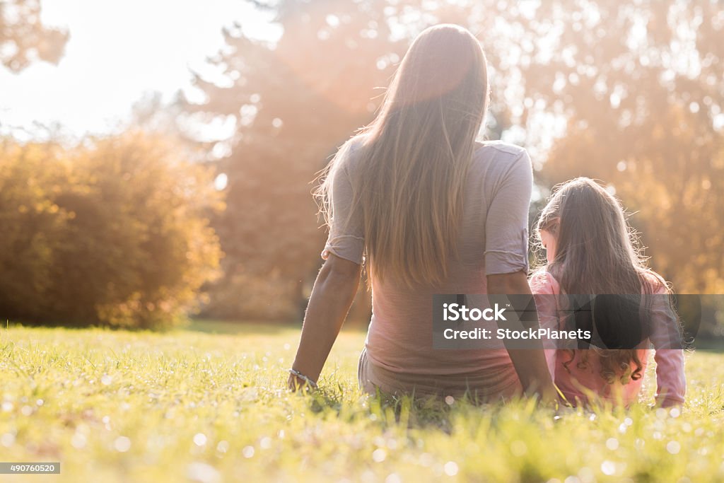 Mère et sa fille trned dos à l'appareil - Photo de Enfant libre de droits