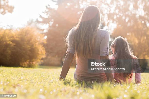 Photo libre de droit de Mère Et Sa Fille Trned Dos À Lappareil banque d'images et plus d'images libres de droit de Enfant - Enfant, Famille, Mère