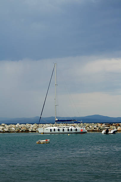 yate en el muelle - scenics multi colored greece blue fotografías e imágenes de stock