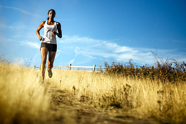 linda mulher correndo na natureza cenário - running jogging footpath cross country running - fotografias e filmes do acervo