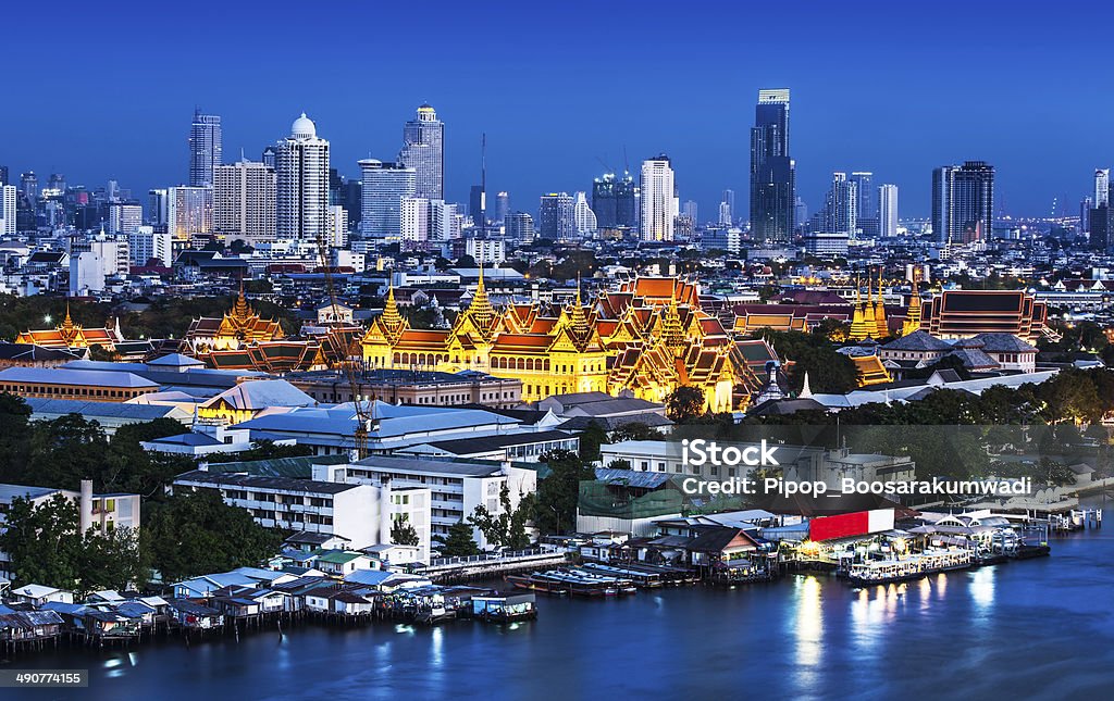 Río Chao Phraya, con gran palacio de Bangkok, Tailandia. - Foto de stock de Tailandia libre de derechos