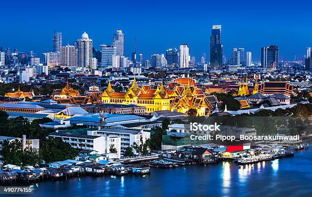 Río Chao Phraya Con Gran Palacio De Bangkok Tailandia Foto de stock y más banco de imágenes de Tailandia