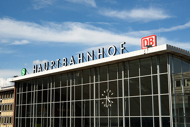 hauptbahnhof köln - hausdach fotografías e imágenes de stock