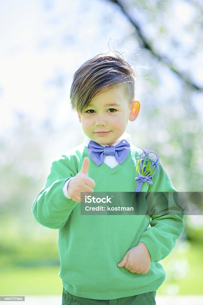 Retrato de linda boy showing thumbs up. - Foto de stock de Acuerdo libre de derechos