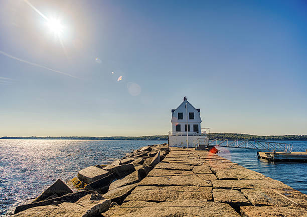 рокленд-харбор волнорез света в штате мэн - maine rockland maine waterbreak rockland breakwater light стоковые фото и изображения