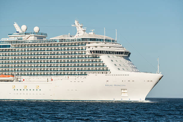 regal princess crucero - p and o cruises fotografías e imágenes de stock