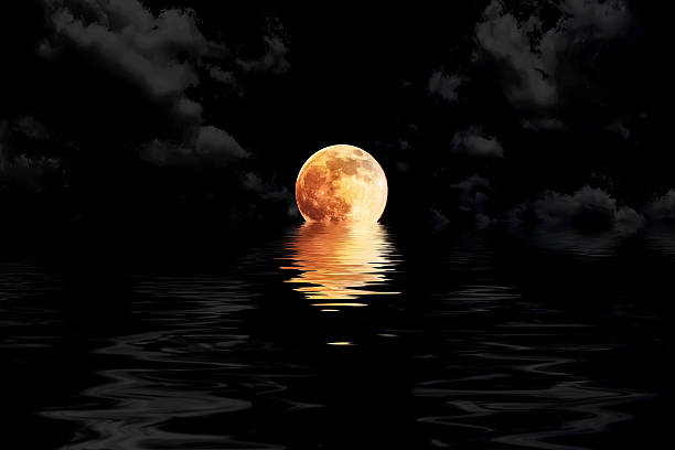 dunkelrotes vollmond in cloud mit wasser-reflektion - full moon moon lunar eclipse red stock-fotos und bilder