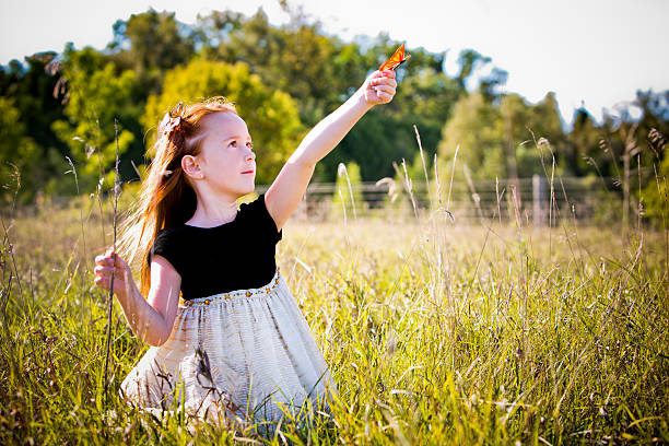 retrato de uma menina no parque - little girls autumn child red hair - fotografias e filmes do acervo