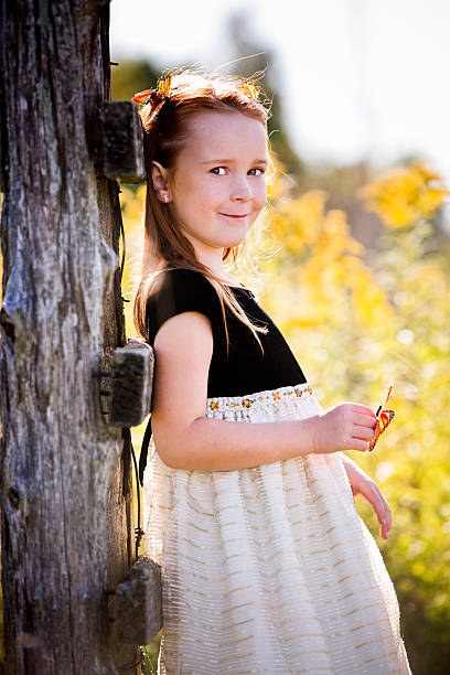 retrato de uma menina no parque - little girls autumn child red hair - fotografias e filmes do acervo