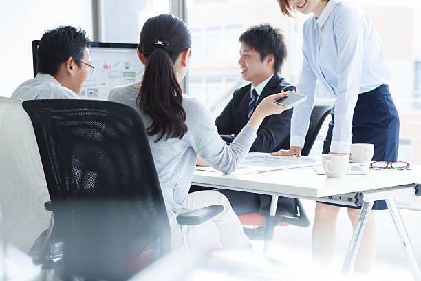 istock Men and women who work in the office 490784614