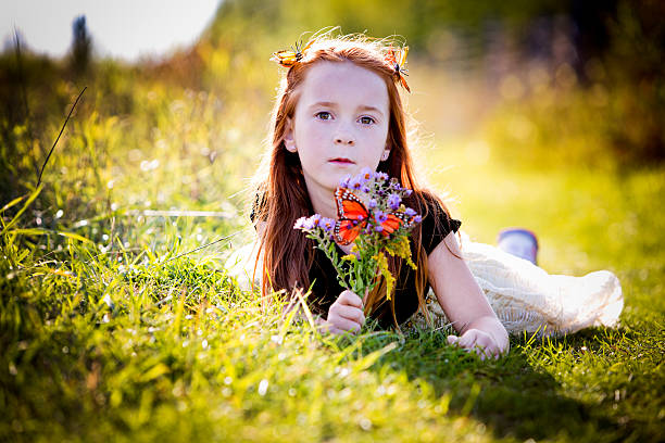 retrato de uma menina no parque - little girls autumn child red hair - fotografias e filmes do acervo