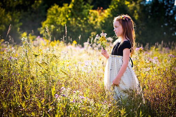 retrato de uma menina no parque - little girls autumn child red hair - fotografias e filmes do acervo