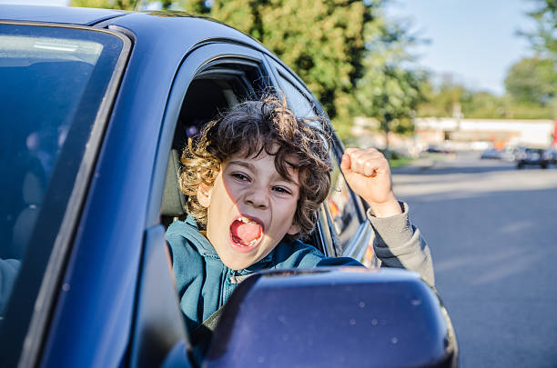 giovane bambino guida un'auto con road rage - impatient children only child anger foto e immagini stock