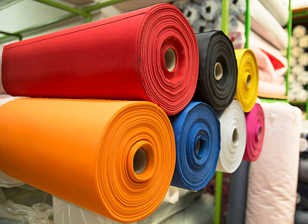 colorido rollos de tela de material en el almacén. - textile industry fotografías e imágenes de stock